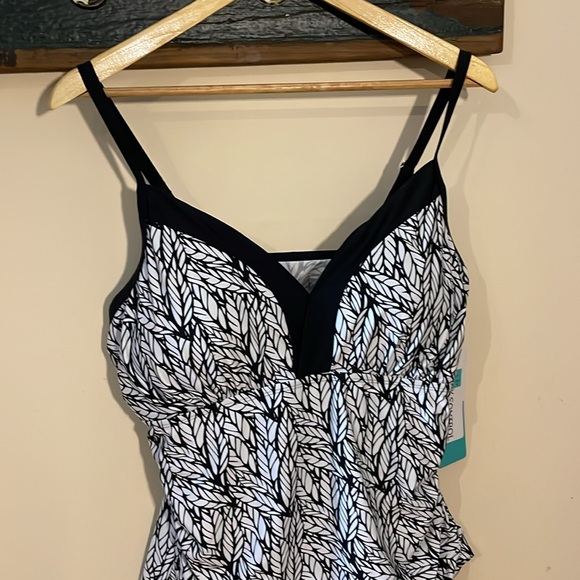 Sea & Sand Black and White Tummy Control One Piece Swimsuit Size 20 - Picture 3 of 16